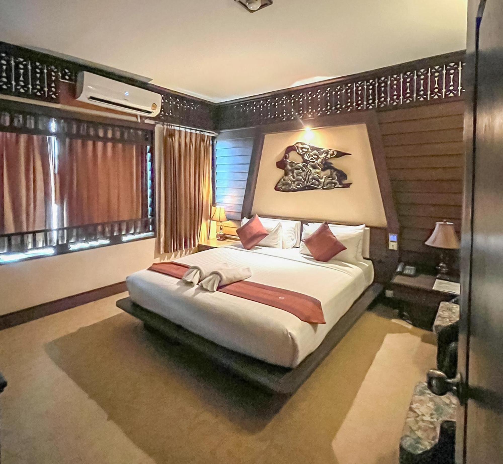 Ruean Phae Royal Park Hotel Phitsanulok Esterno foto