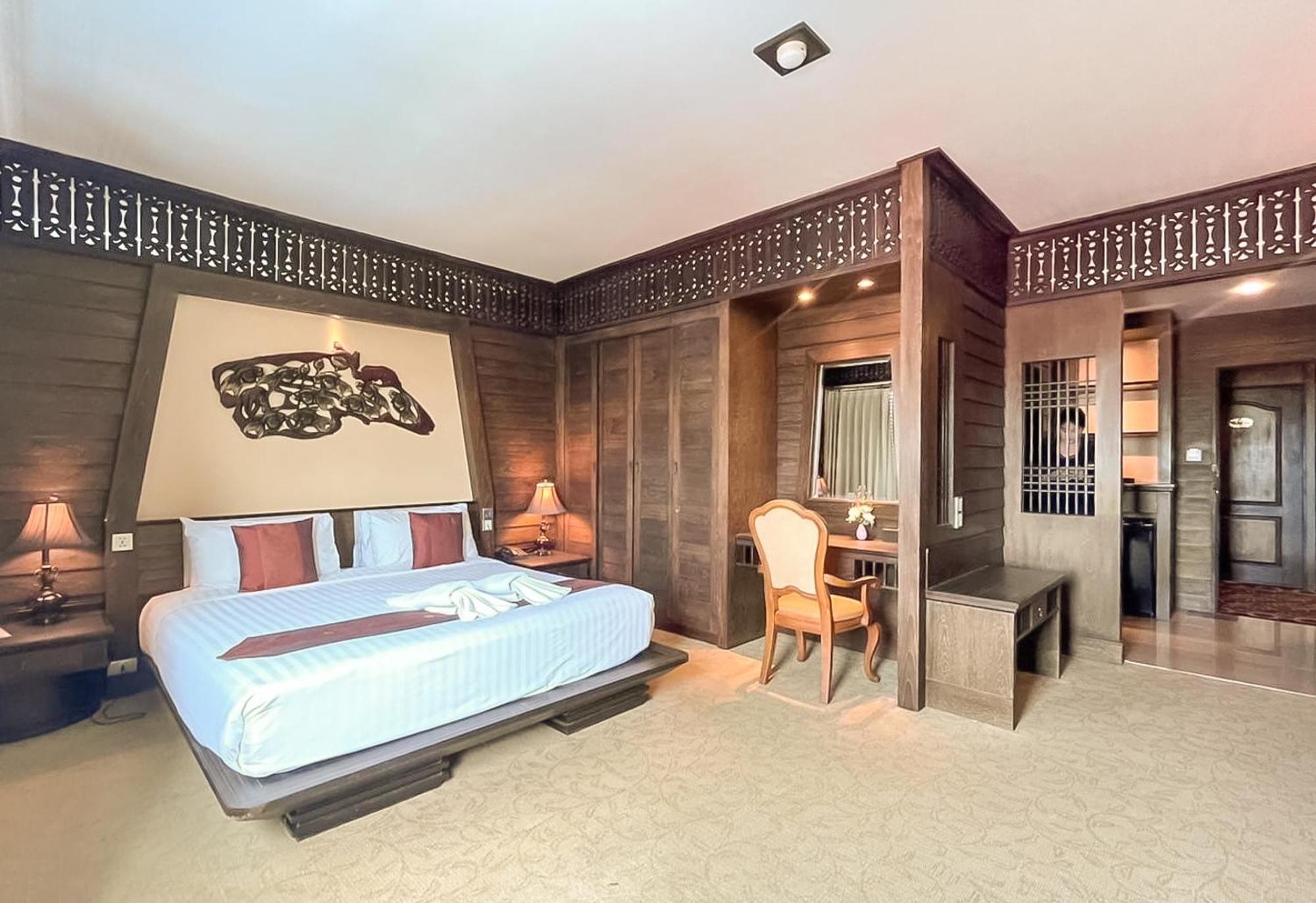 Ruean Phae Royal Park Hotel Phitsanulok Esterno foto